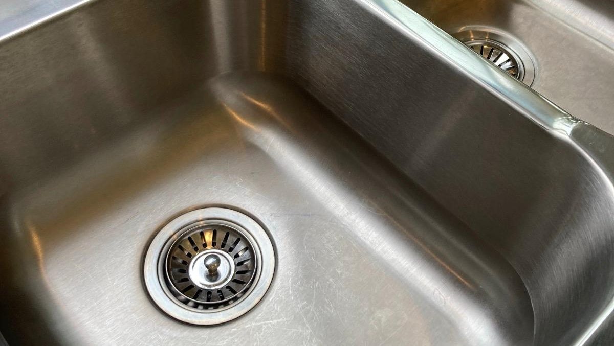 Double kitchen sink after a deep clean with vinegar